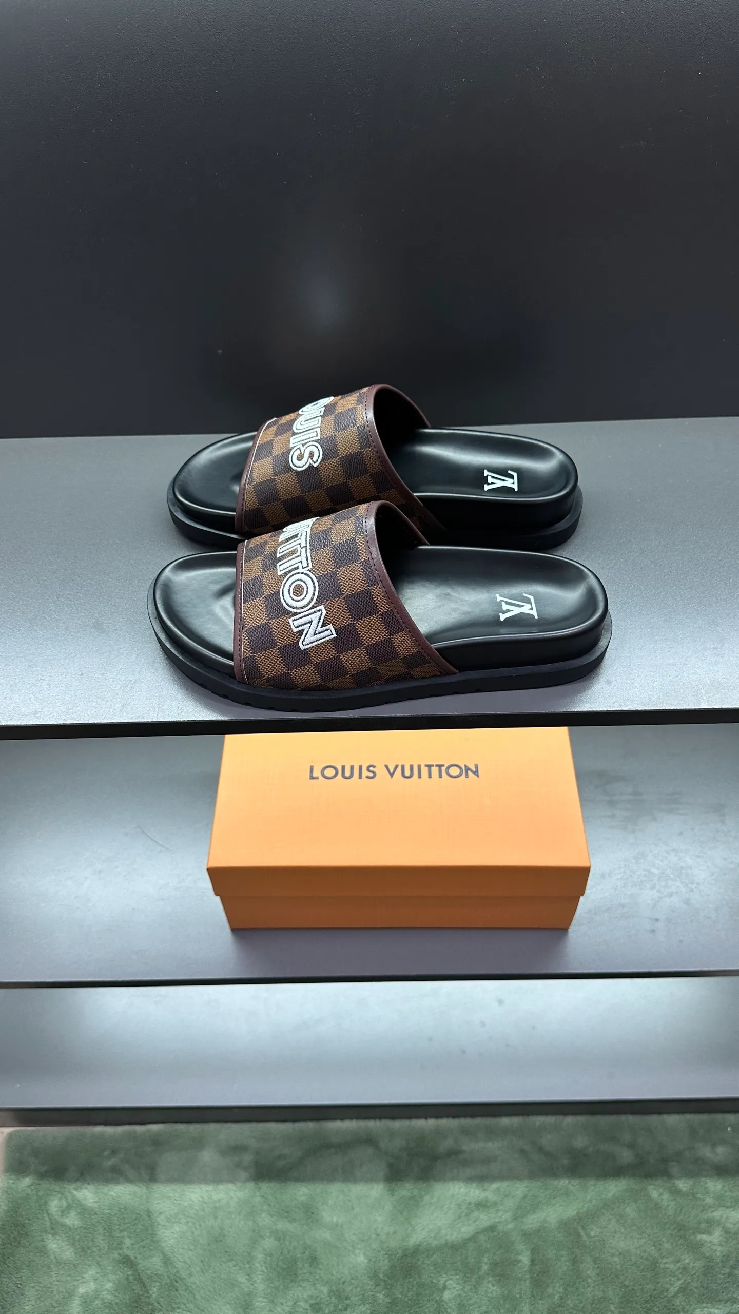 [L Home] P: 300💰Size: 38-45 Top purchasing lv men's summer slippers, classic presbyopia with soft real leather lining, unique color splicing effect, distinctive personality, fashionable and trendy essential style, light and comfortable. Lightweight and tough rubber insole, micro ridged foam outsole, super comfortable!